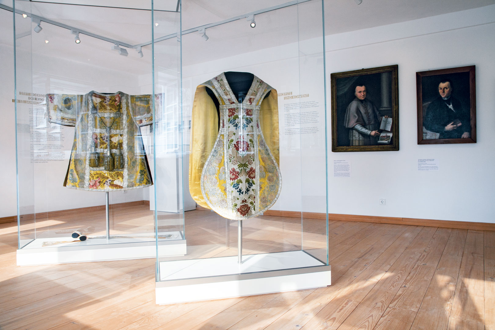 augustiner-chorherren-museum-kloster-indersdorf-vitrine
