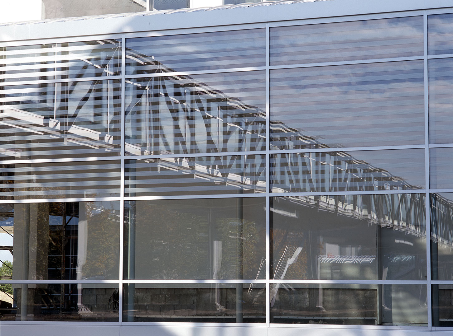 besucherschnelltransporte-neue-messe-muenchen-fassade