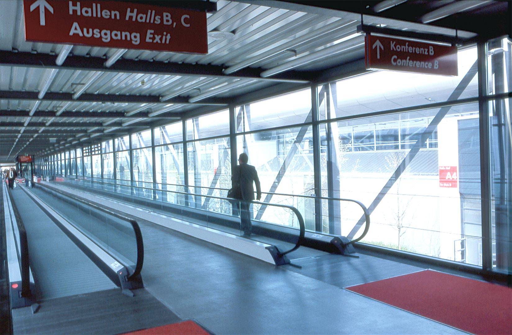 besucherschnelltransporte-neue-messe-muenchen-innen