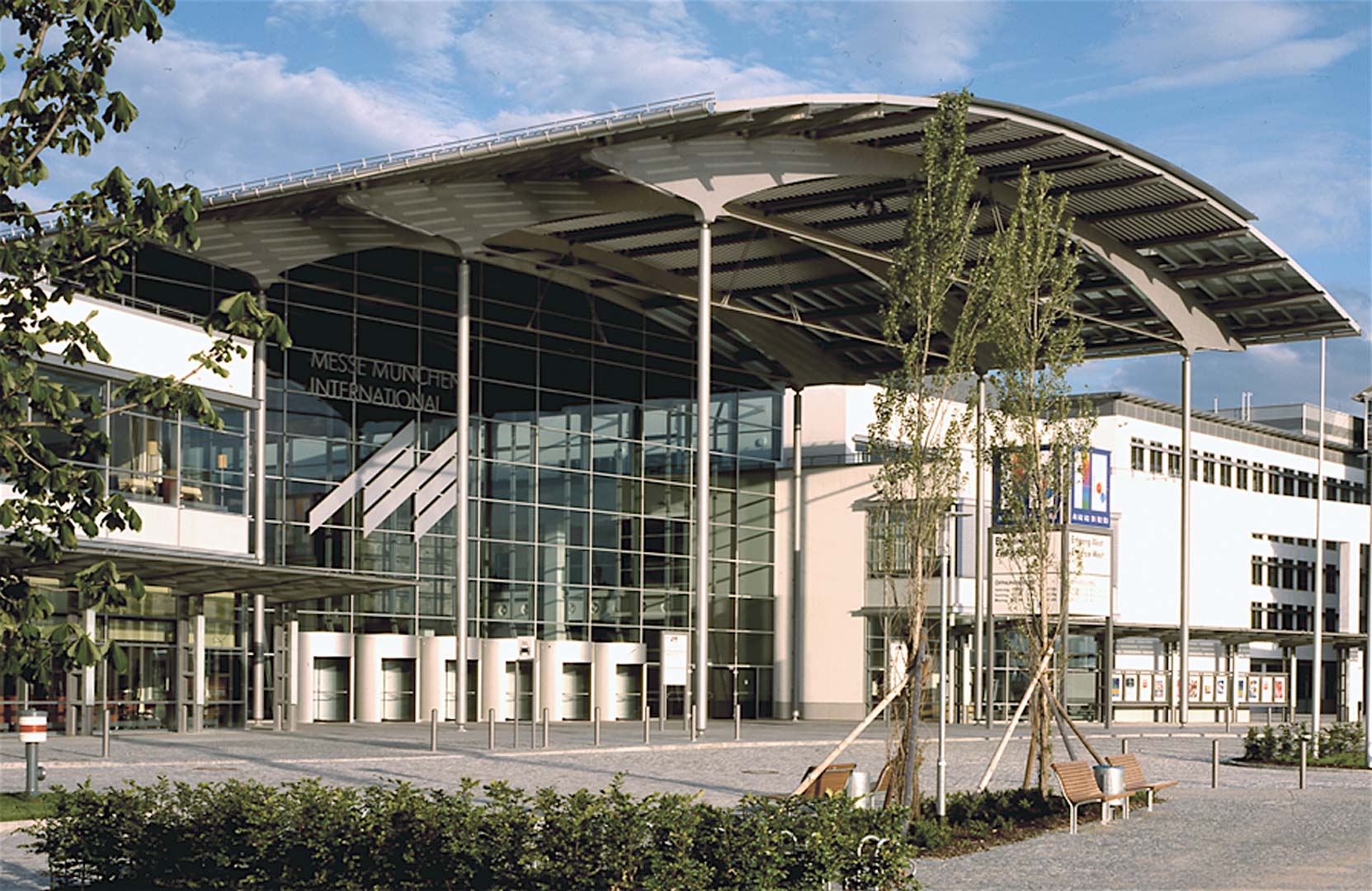 eingangsbauwerke-west-ost-neue-messe-muenchen-ansicht