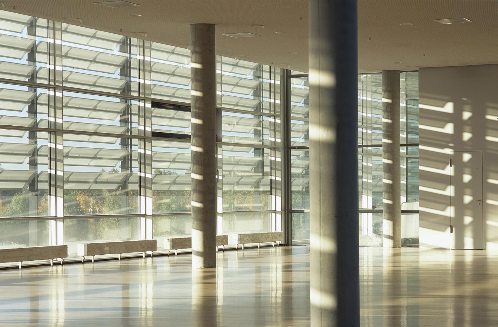 neue-messe-muenchen-eingangsbauwerk-nord-sonnenschutz