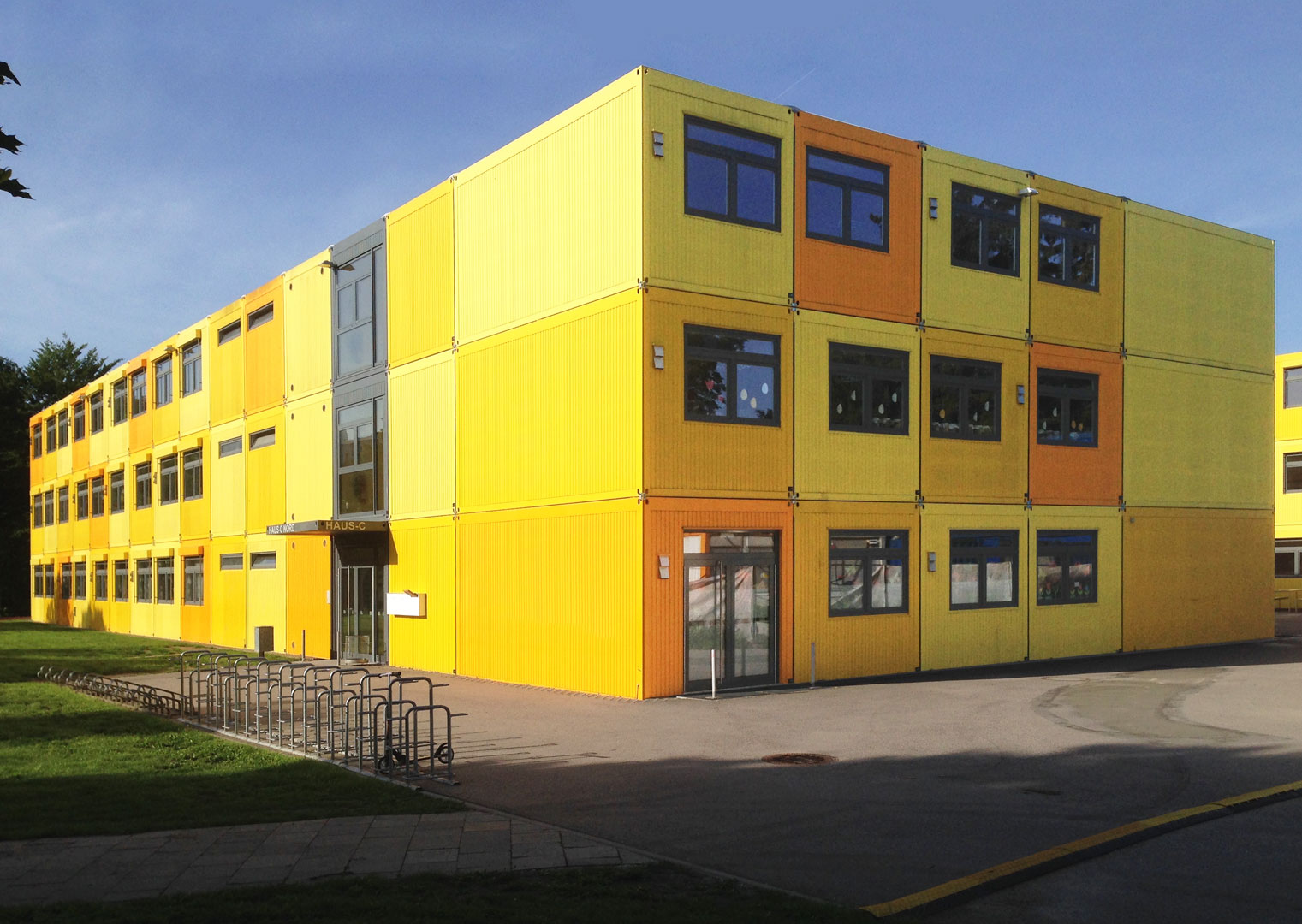 schulzentrum-gerastrasse-schulpavillons-container-ansichtost