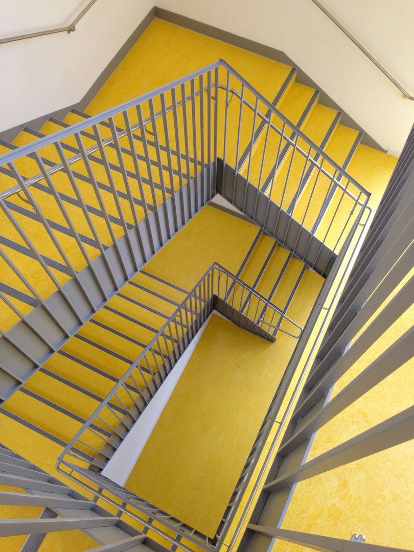 schulzentrum-gerastrasse-schulpavillons-container-treppe