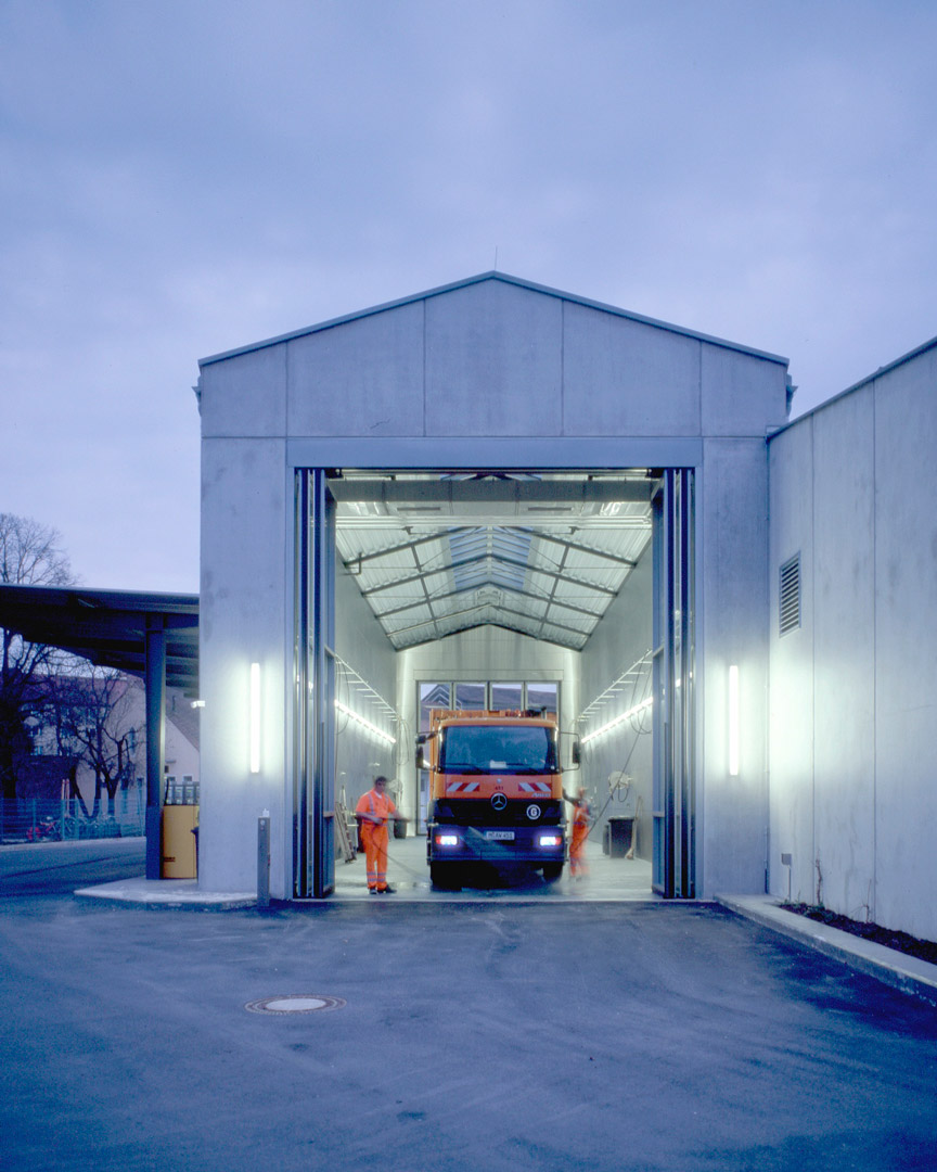 waschhalle-betriebsstation-sued-amt-fuer-abfallwirtschaft-muenchen-ansicht-nacht