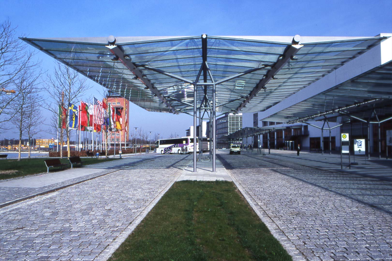 wetterschutzgaenge-neue-messe-muenchen-bus-haltestelle