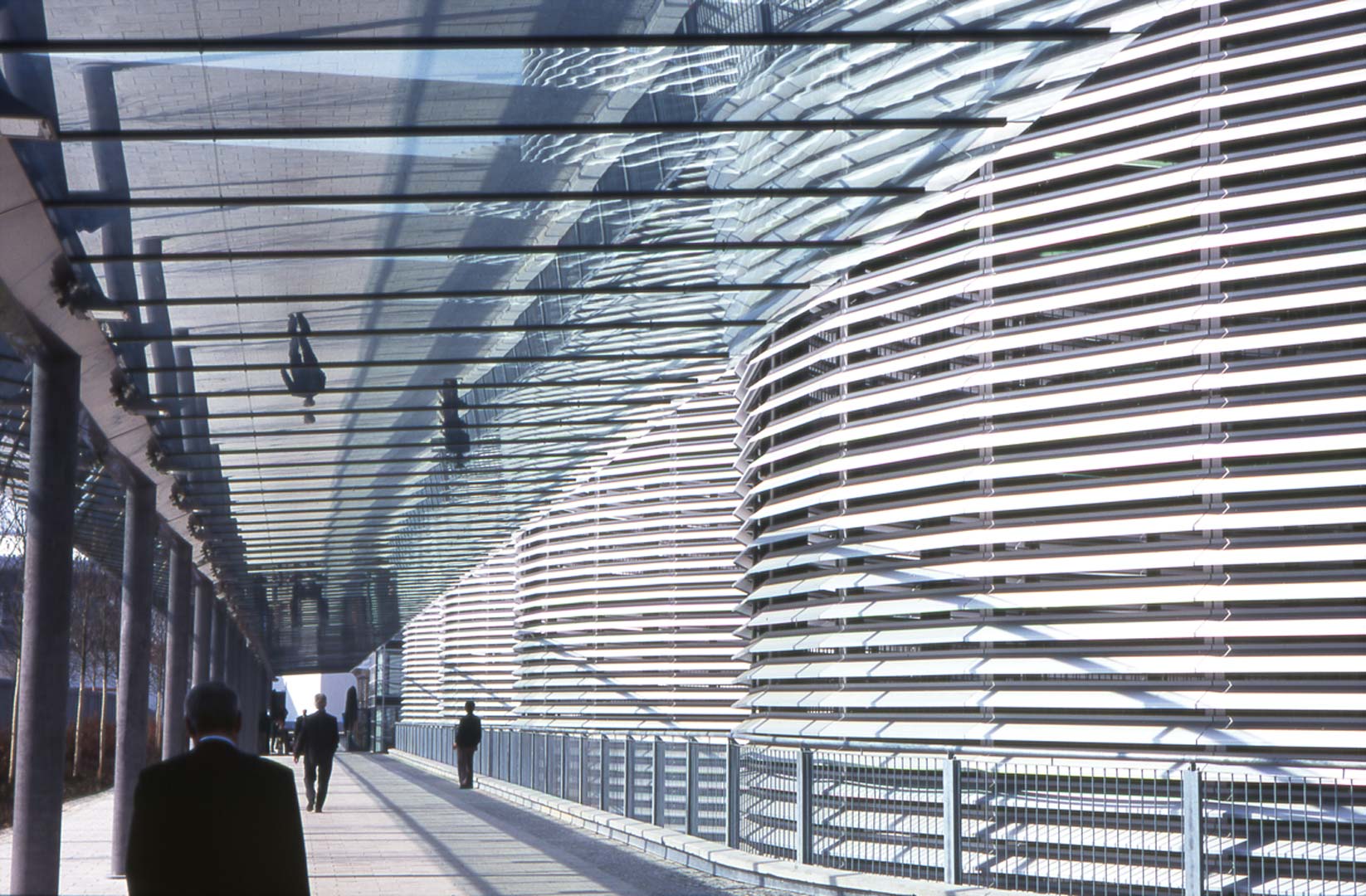 wetterschutzgaenge-neue-messe-muenchen-parkhaus