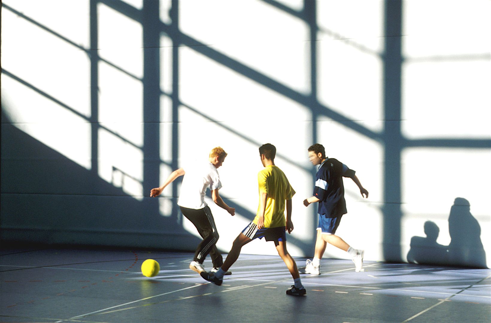 dreifachsporthalle-implerstrasse-muenchen-ballspiel