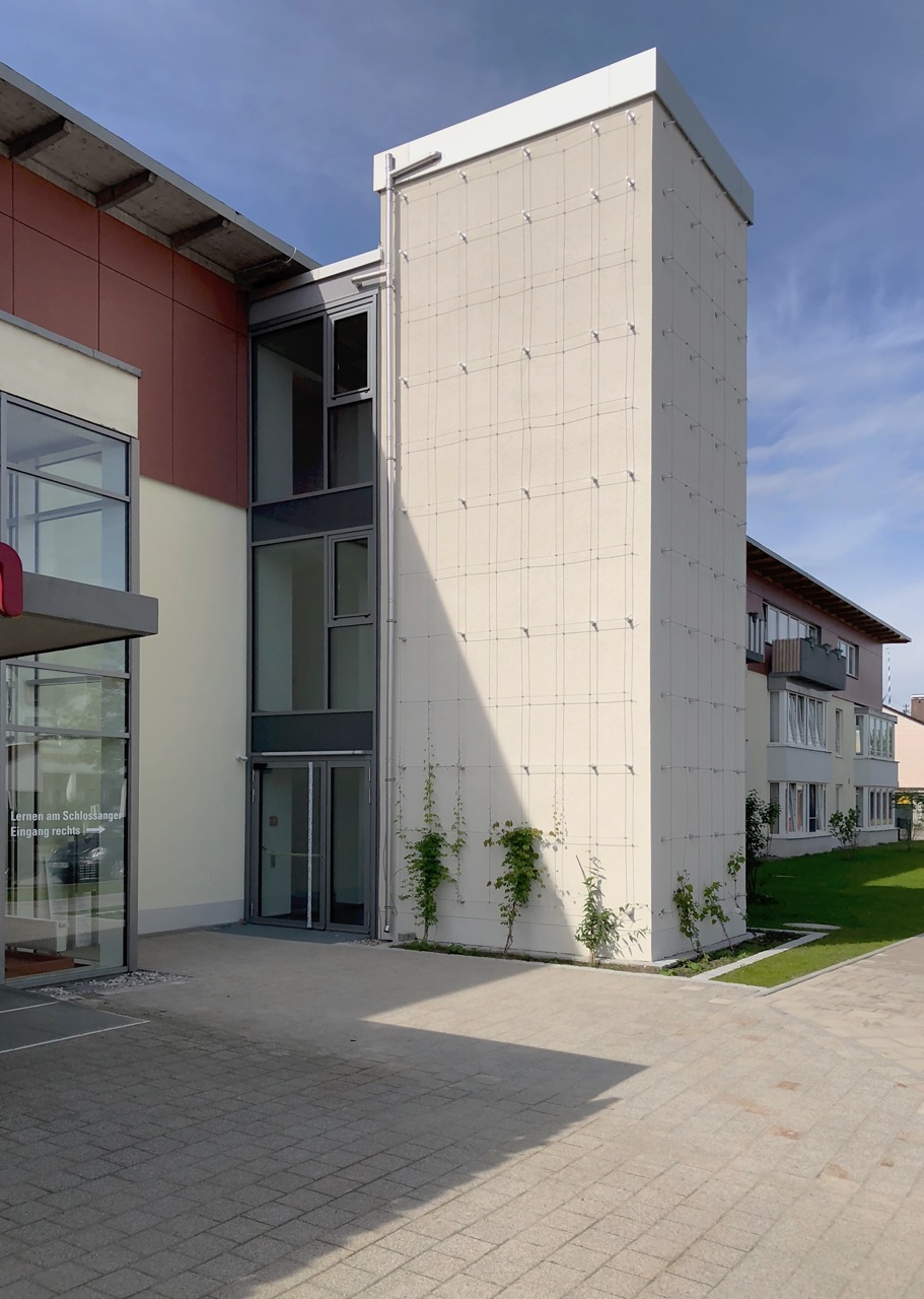 seniorenzentrum_aufzug_anbau_bettenaufzug_ost_fassadenbegruenung